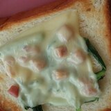 小松菜とベーコンのチーズトースト